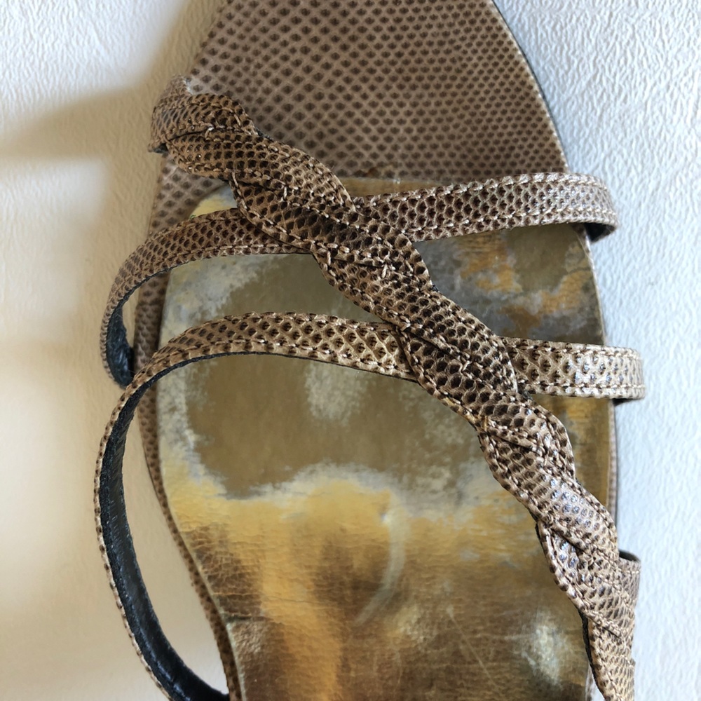 Strappy-ness equals fashion happiness!